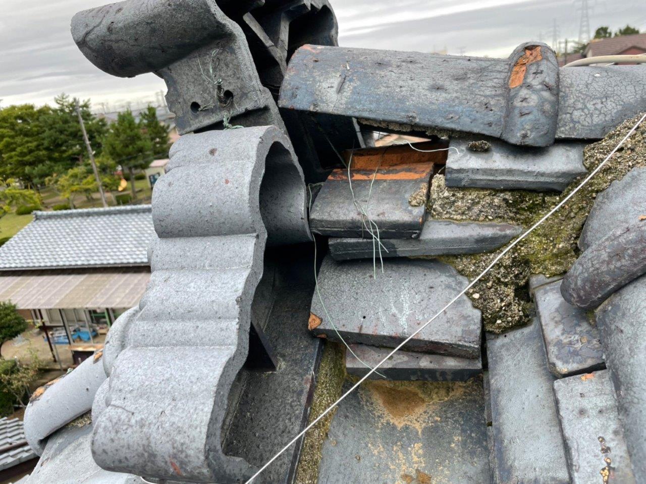 新潟市秋葉区にて築45年瓦屋根で棟部のモルタルが欠損し雨漏れ発生していました