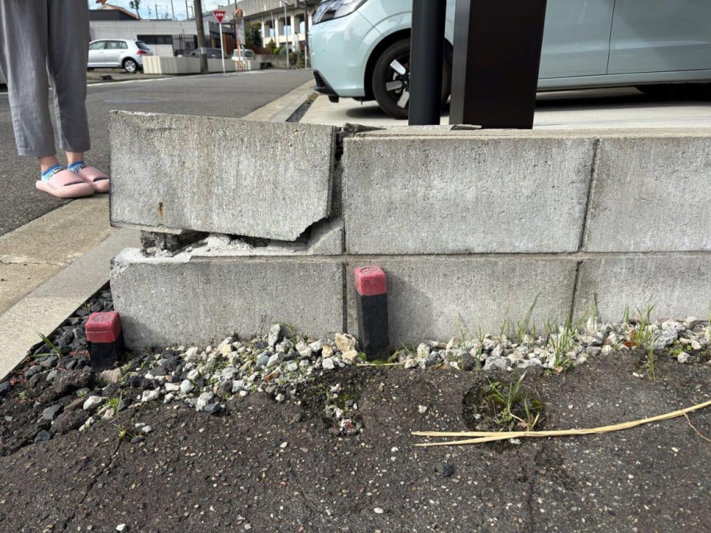 正面から見た破損塀
