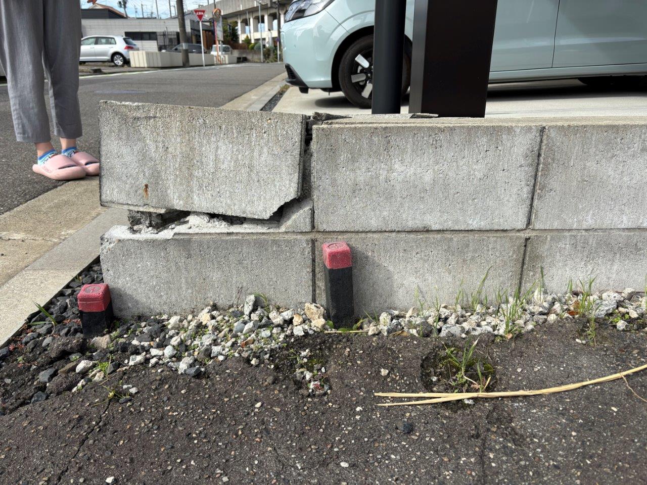 新潟市中央区で車が衝突して3枚破損した境界ブロック塀を調査、大きな亀裂とズレを確認