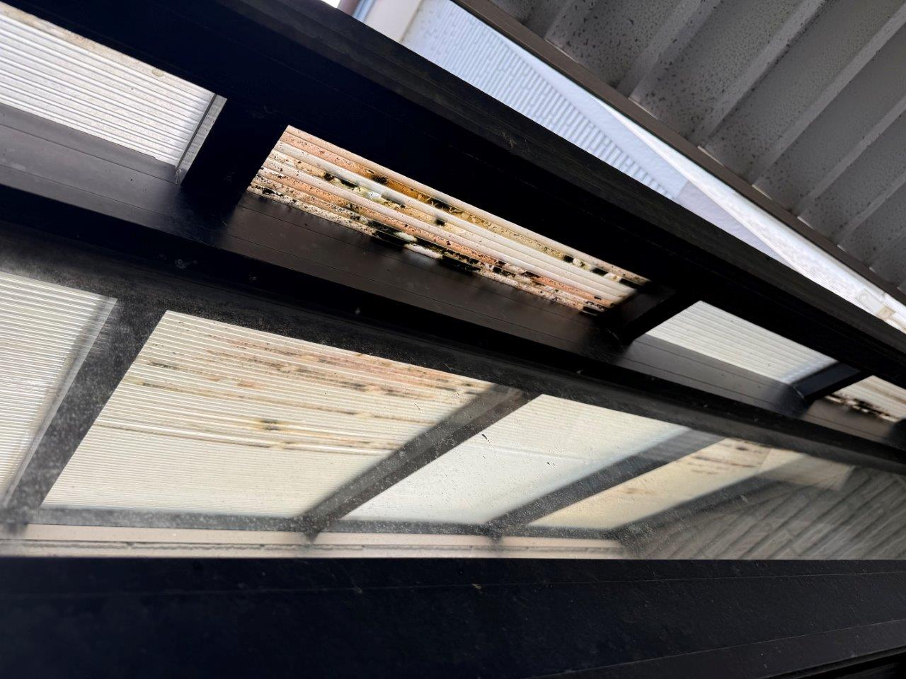 新潟市秋葉区で風除室の屋根が破損｜中空ポリカ4枚すべてに穴が開いたため全面張り替えをご提案