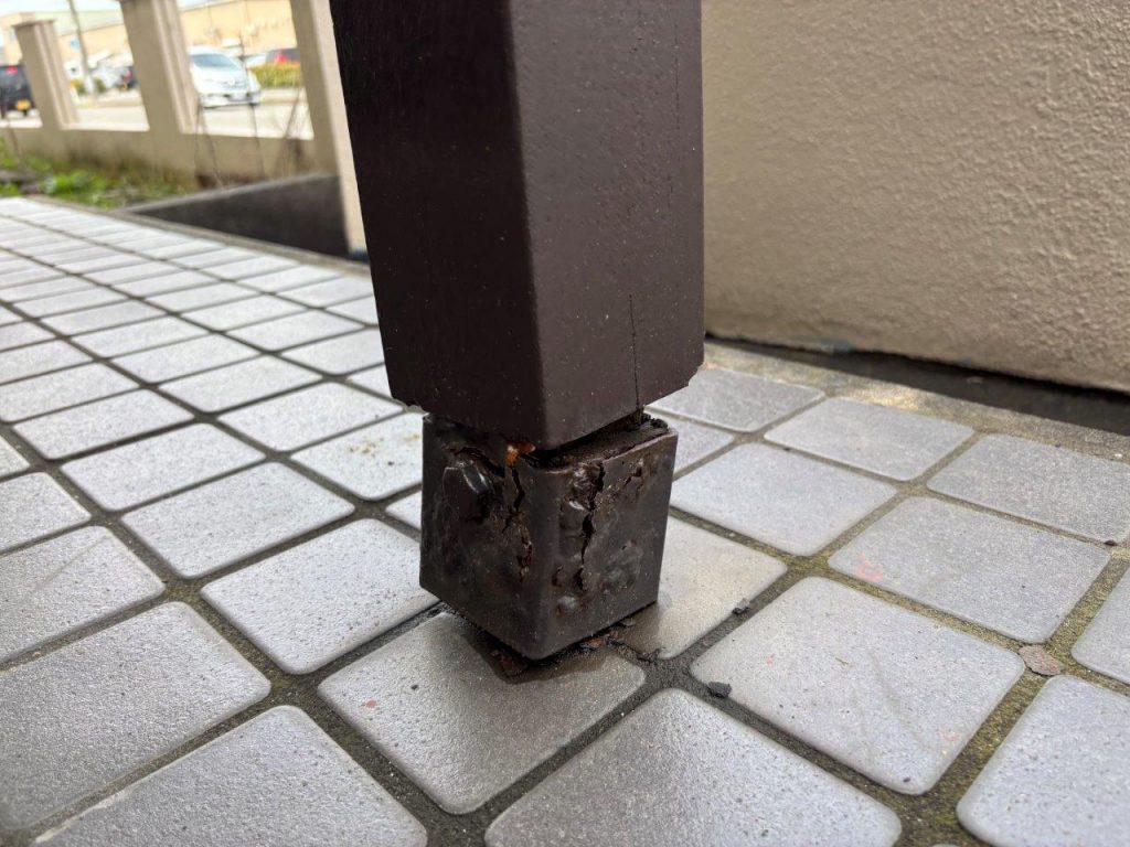 腐食した柱脚金物