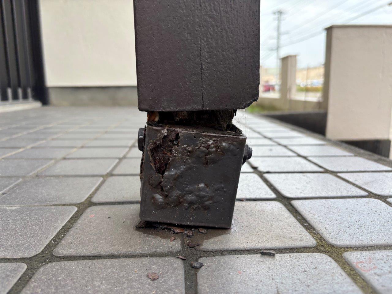 新潟市秋葉区で玄関のポーチ柱の下端がグラついているお住まいを調査、柱脚金物の腐食と固定不良を確認