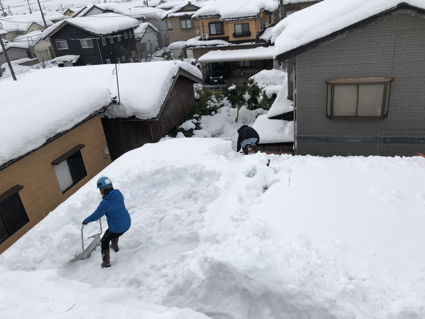 「まだ大丈夫」は危険？雪下ろしのタイミングについて