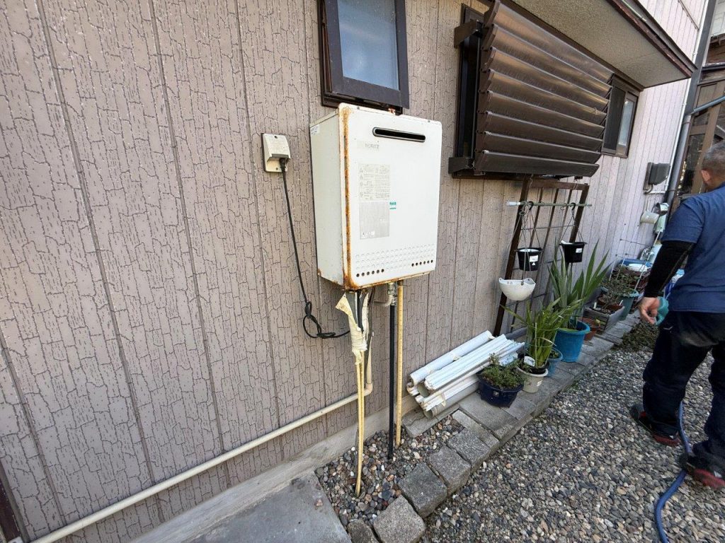屋外設置の給湯器全景