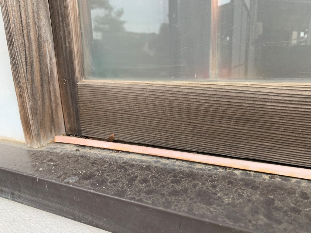 玄関小窓部の敷居修繕