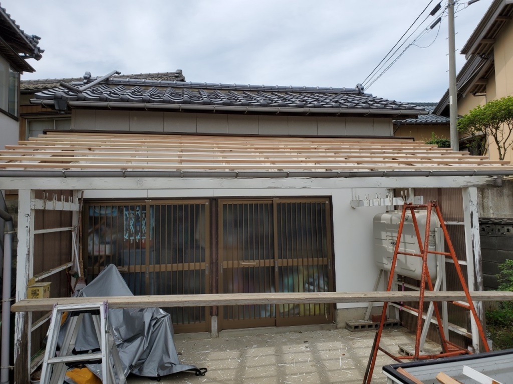 新潟市西区にて小屋のポリカ張り替え工事を着手しました