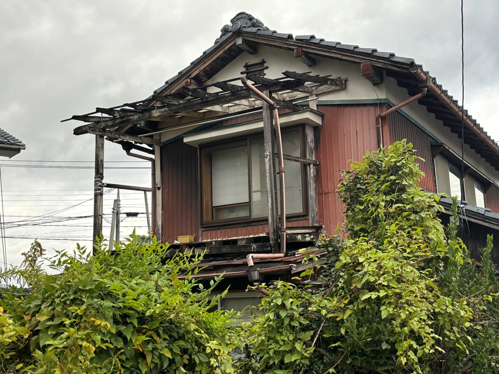 新潟市秋葉区にて築50年のベランダを解体したいとご相談を頂きました