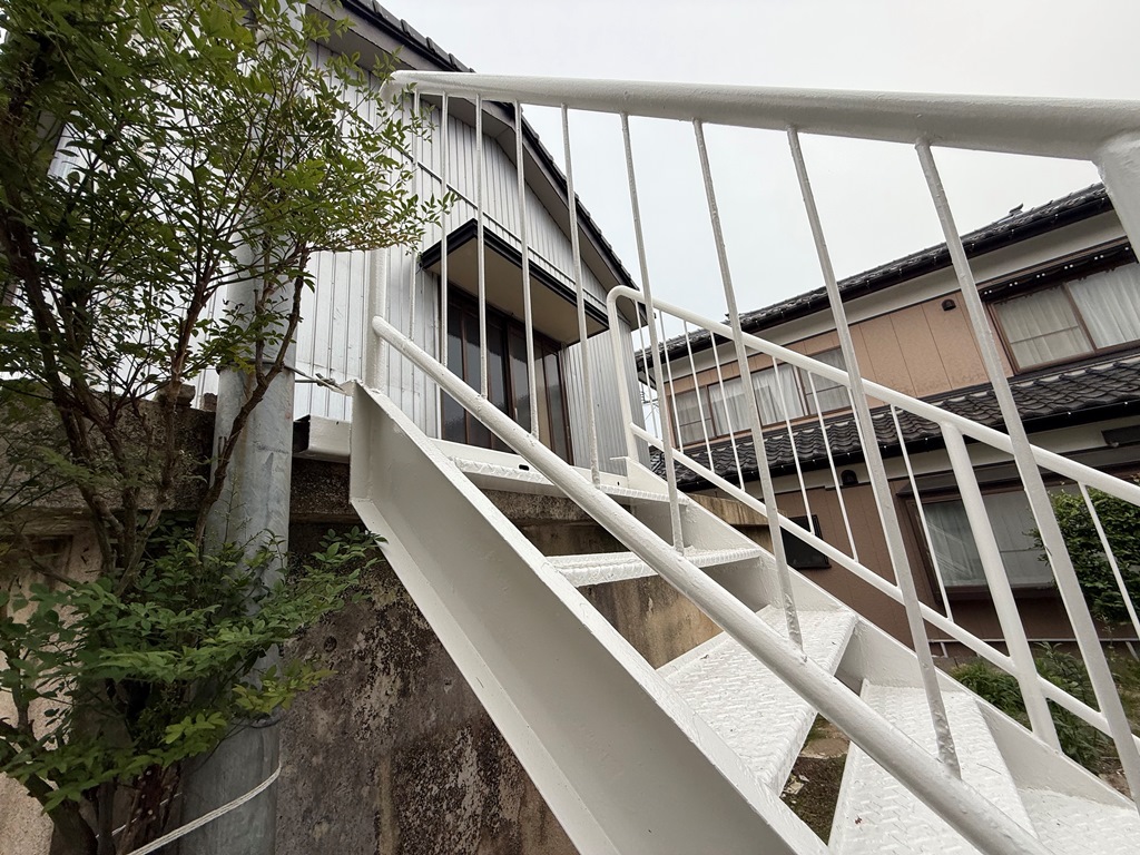 階段の上塗り作業