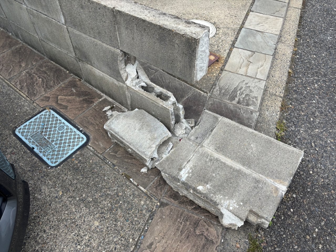 【新潟市東区】車をぶつけてブロック塀が破損！3列分以上が崩れたため、状態を確認して修繕方法をご提案しました