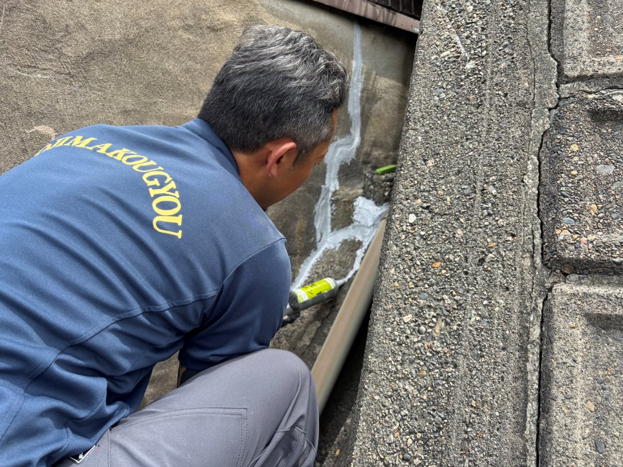 【新潟市秋葉区】カーポート背面の擁壁にクラック！広がる前にU字カット・補修材充填工事を行いました