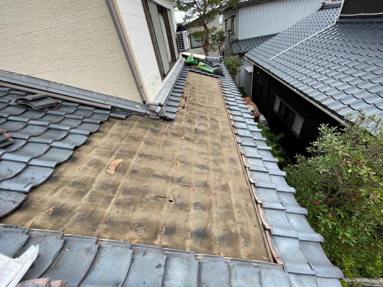 新潟市江南区にて雨漏れ修繕で瓦屋根の葺き直し工事