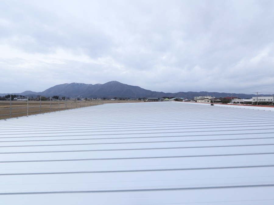 新潟市西蒲区にて既存板金屋根の上にガルバリウム鋼板を電動シーマー機でカバーリングしました