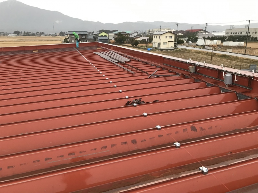 社屋の折半屋根修繕工事