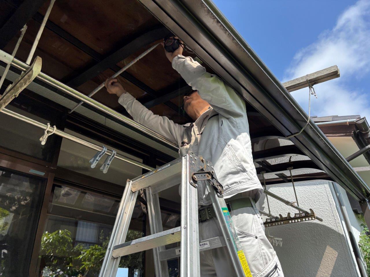 【新潟市秋葉区】落雪によるサンルーム屋根の破損対策！アルミ角材での補強工事