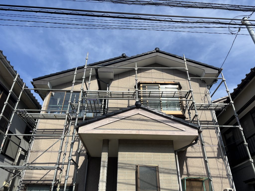 足場設置後の外観