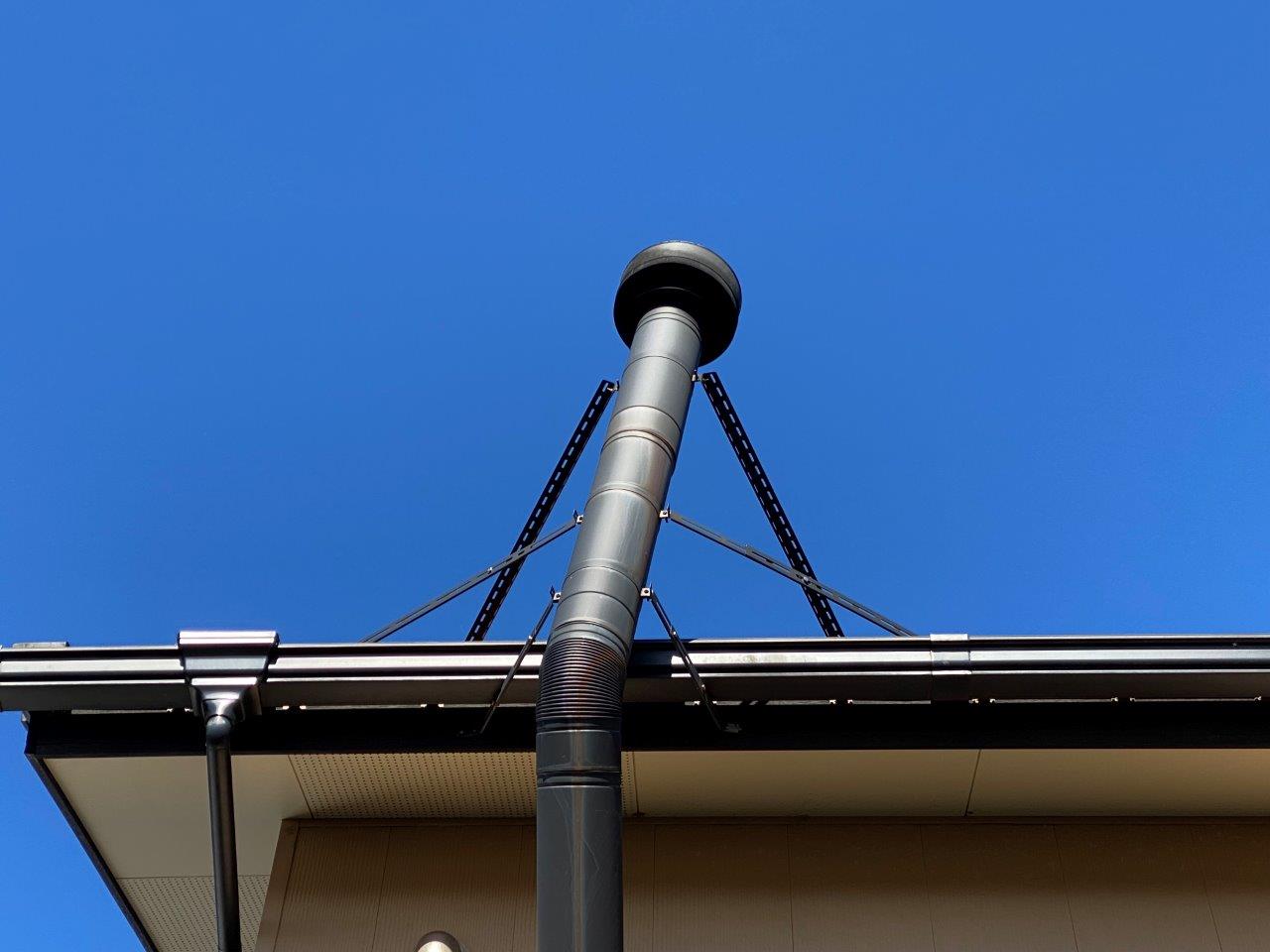 新潟市西蒲区にて薪ストーブの煙突が傾いているので見て欲しいとお問い合わせを頂きました