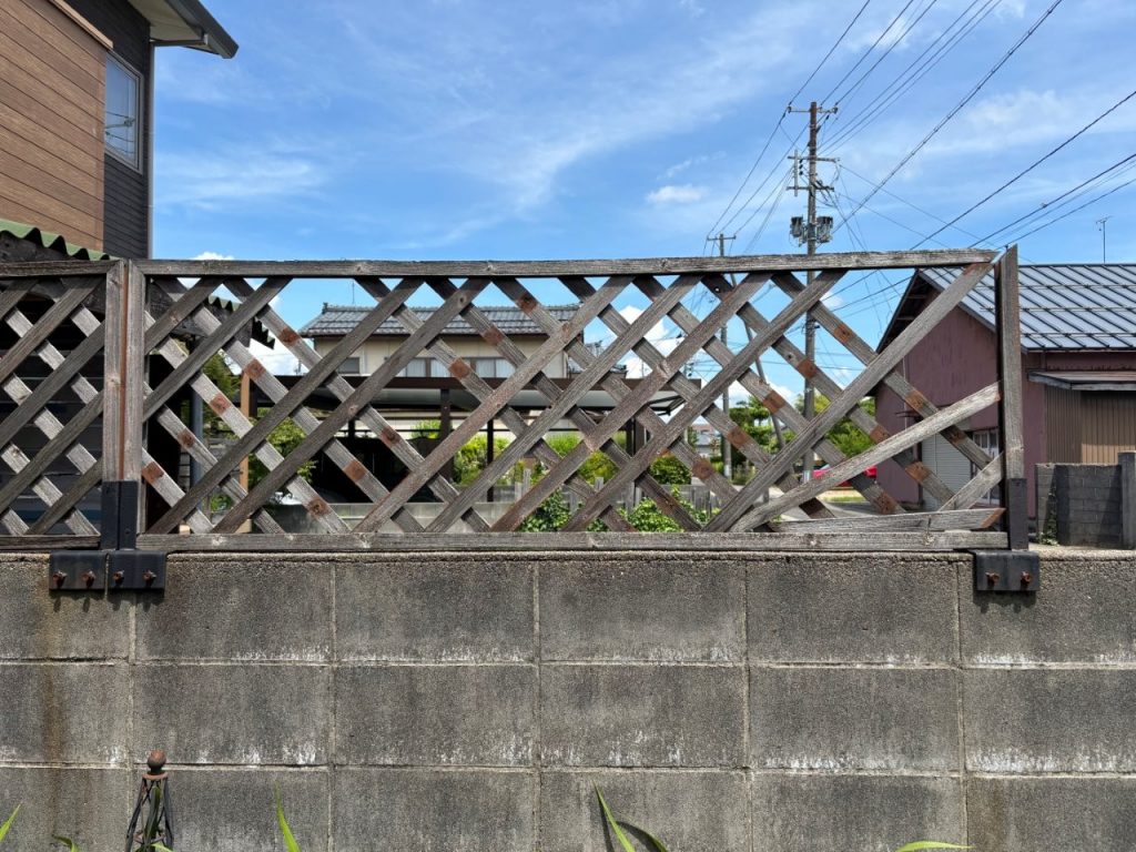 格子が傷んだラティス近景