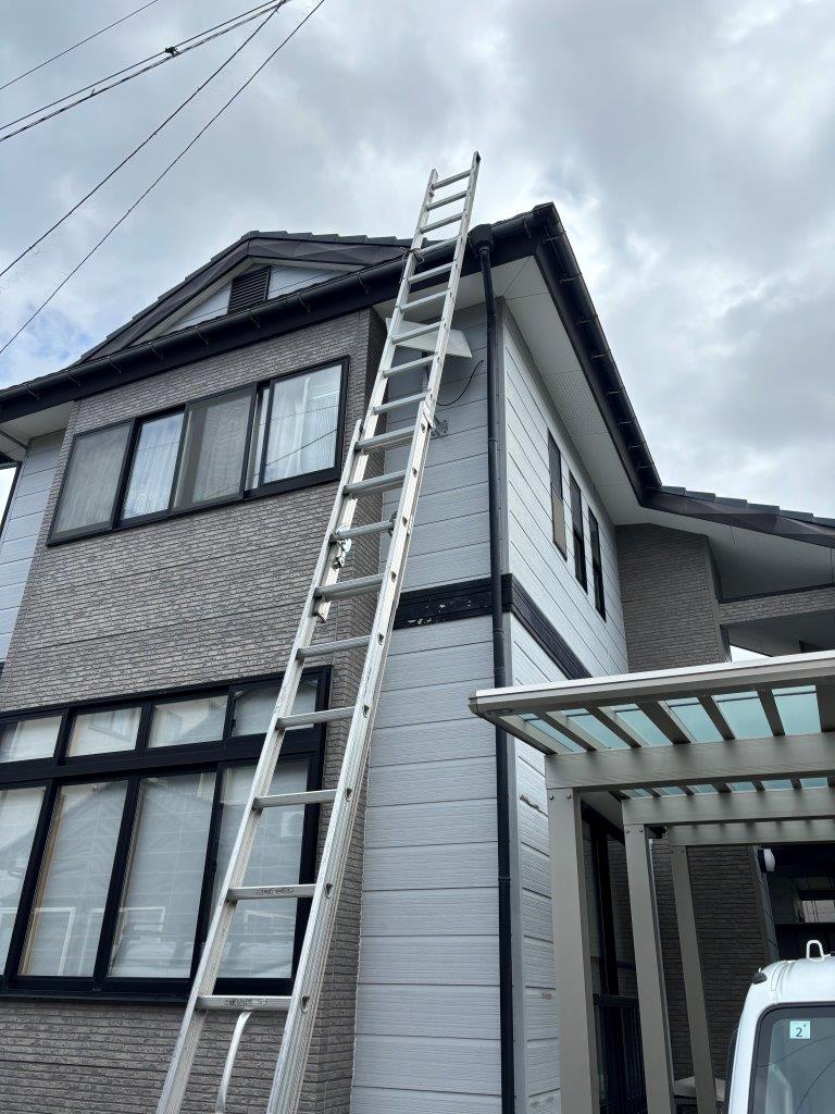 はしごを使った安全な屋根アクセス