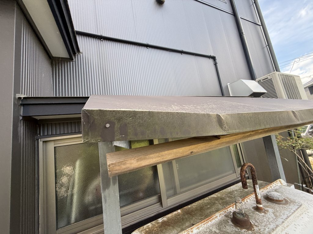 へこんだ板金屋根表面