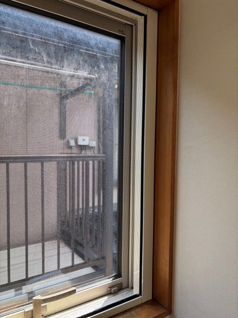 【新潟市東区】自分で直そうとして逆に大変に？ロール網戸交換工事を行いました