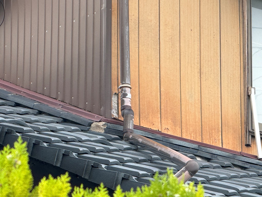 【新潟市秋葉区】大雨でハイ樋が外れて隣家へ落水！番線の切れが原因だったため交換をご提案しました