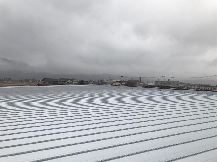 新潟市西蒲区にて社屋の屋根をカバーリング工事を行い８日間で完工しました