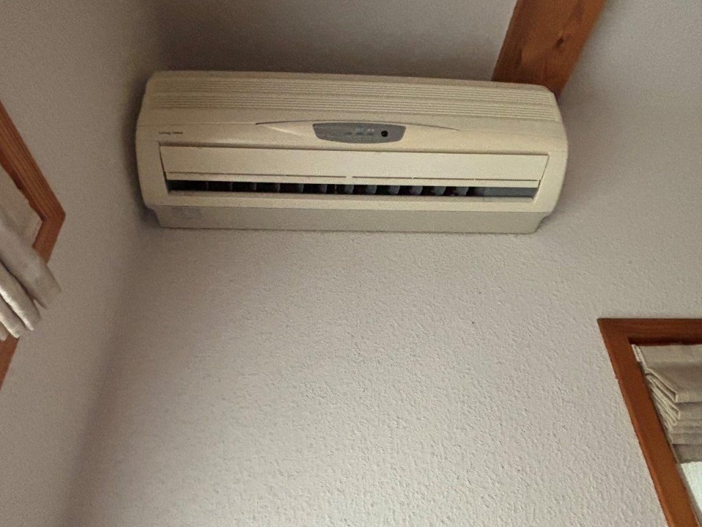 既存エアコンの室内機