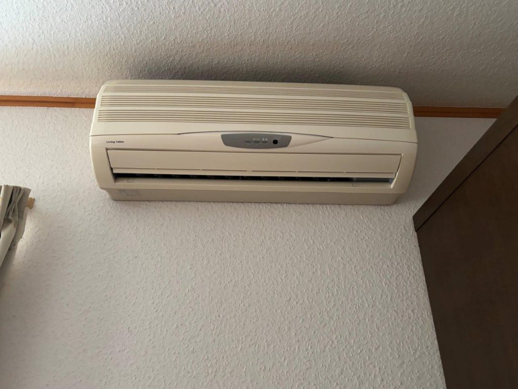 別室の既存エアコン