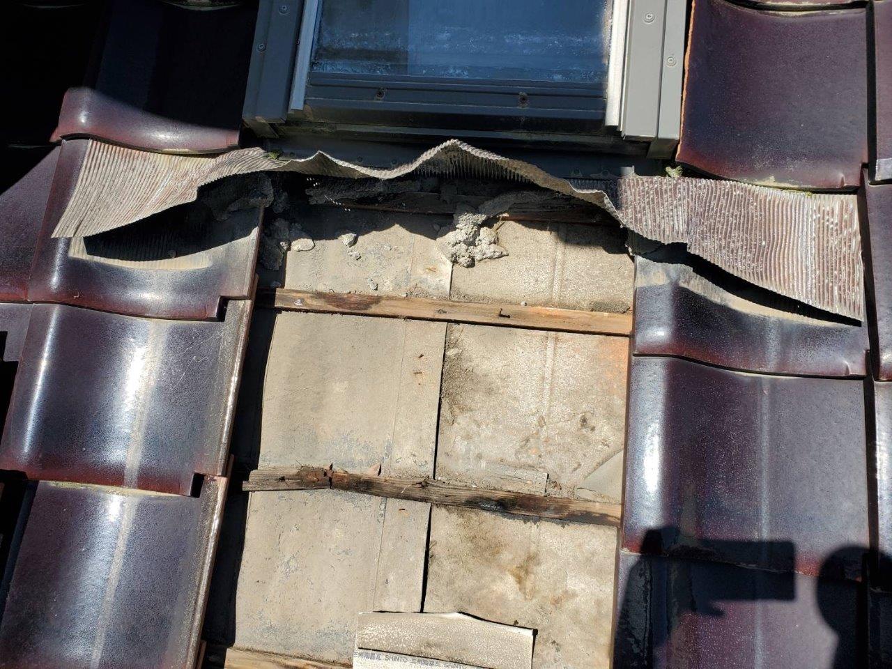 天窓下の瓦と下地の劣化状況