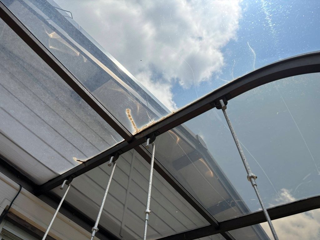 【新潟市秋葉区】サンルームのポリカ屋根から雨漏れ?ひび割れ箇所をコーキングで補修を提案