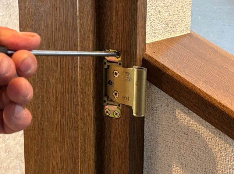 トイレのドアが枠に当たっている状態