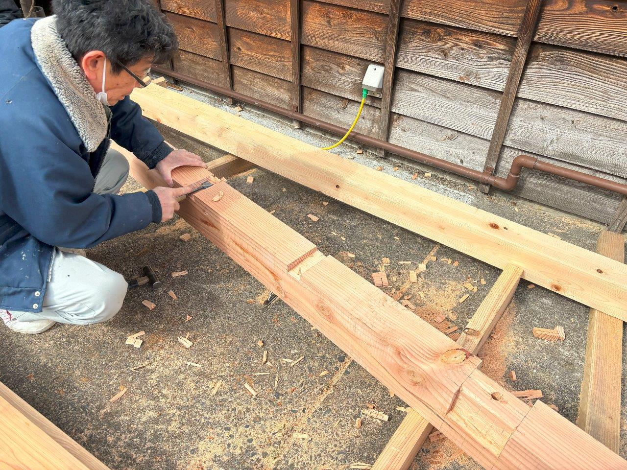 新潟市北区にある店舗前の雁木の梁・柱交換工事を行いました
