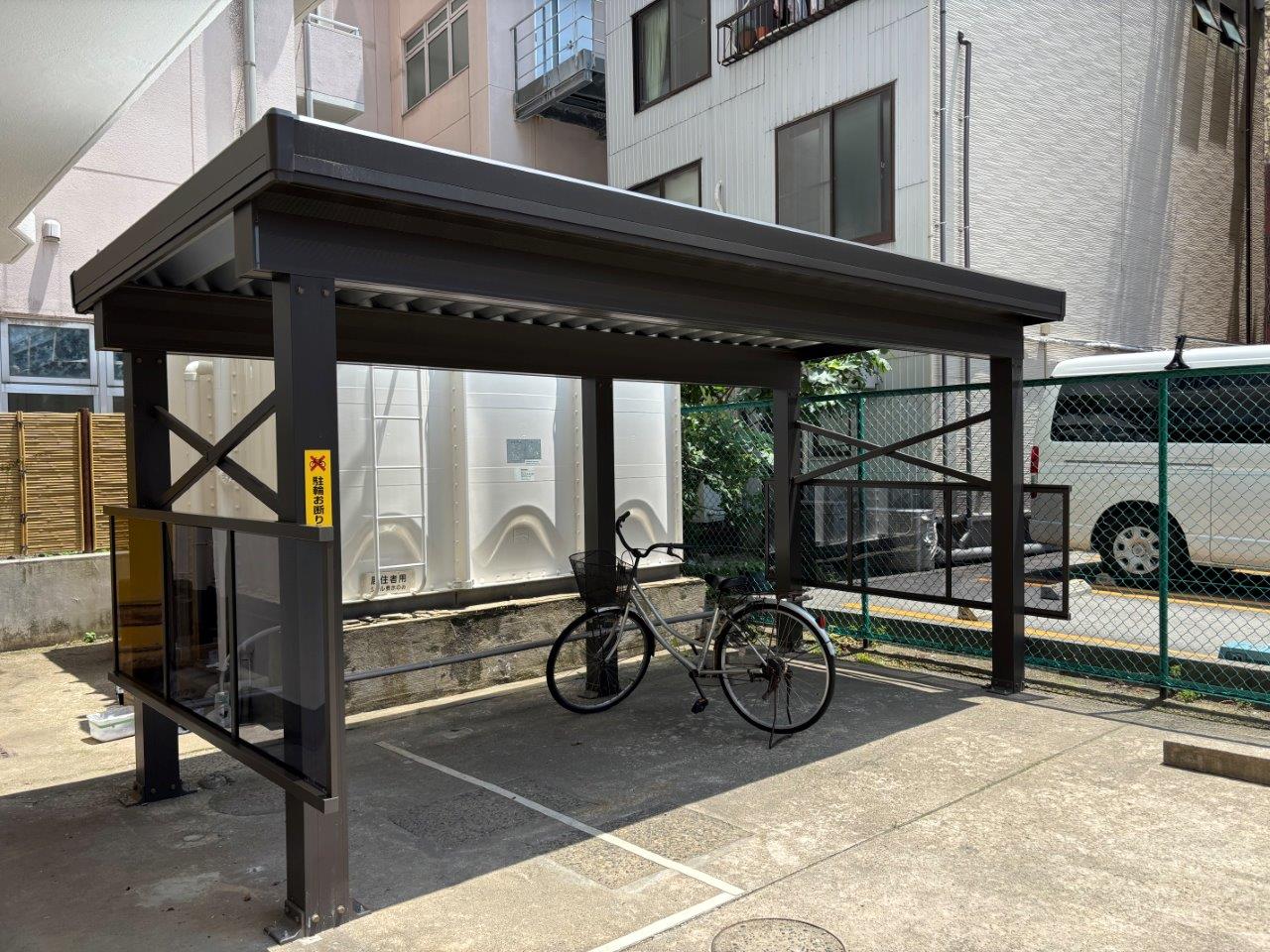 【新潟市中央区】マンション駐輪場に風除けの側板パネルを設置しました
