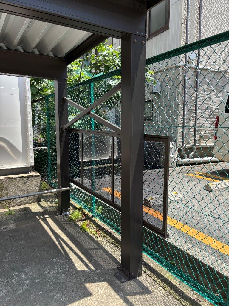 フレームの取り付け作業