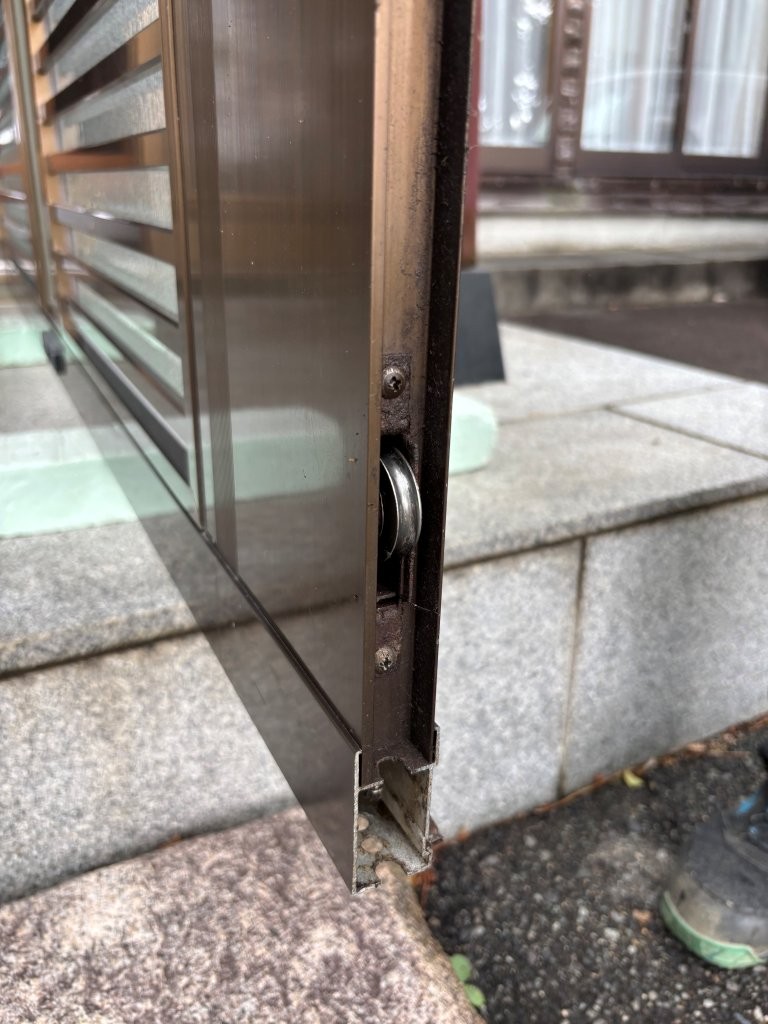 玄関引き戸の戸車交換
