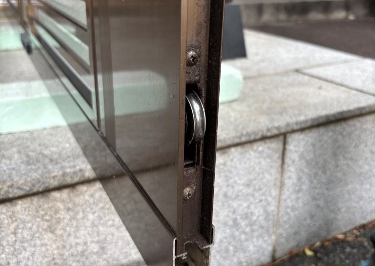 【新潟市秋葉区】玄関引き戸が重くて開けにくい…原因は戸車の劣化でした！現地調査の様子をご紹介