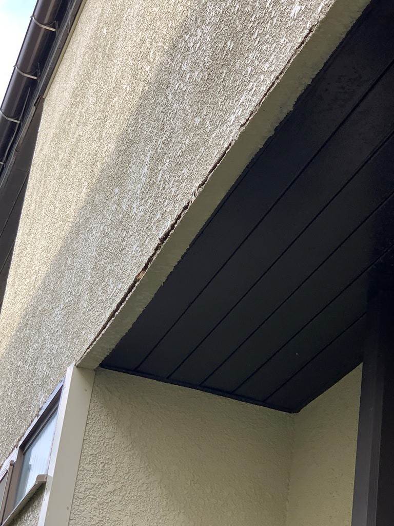 台所の窓から雨漏れ