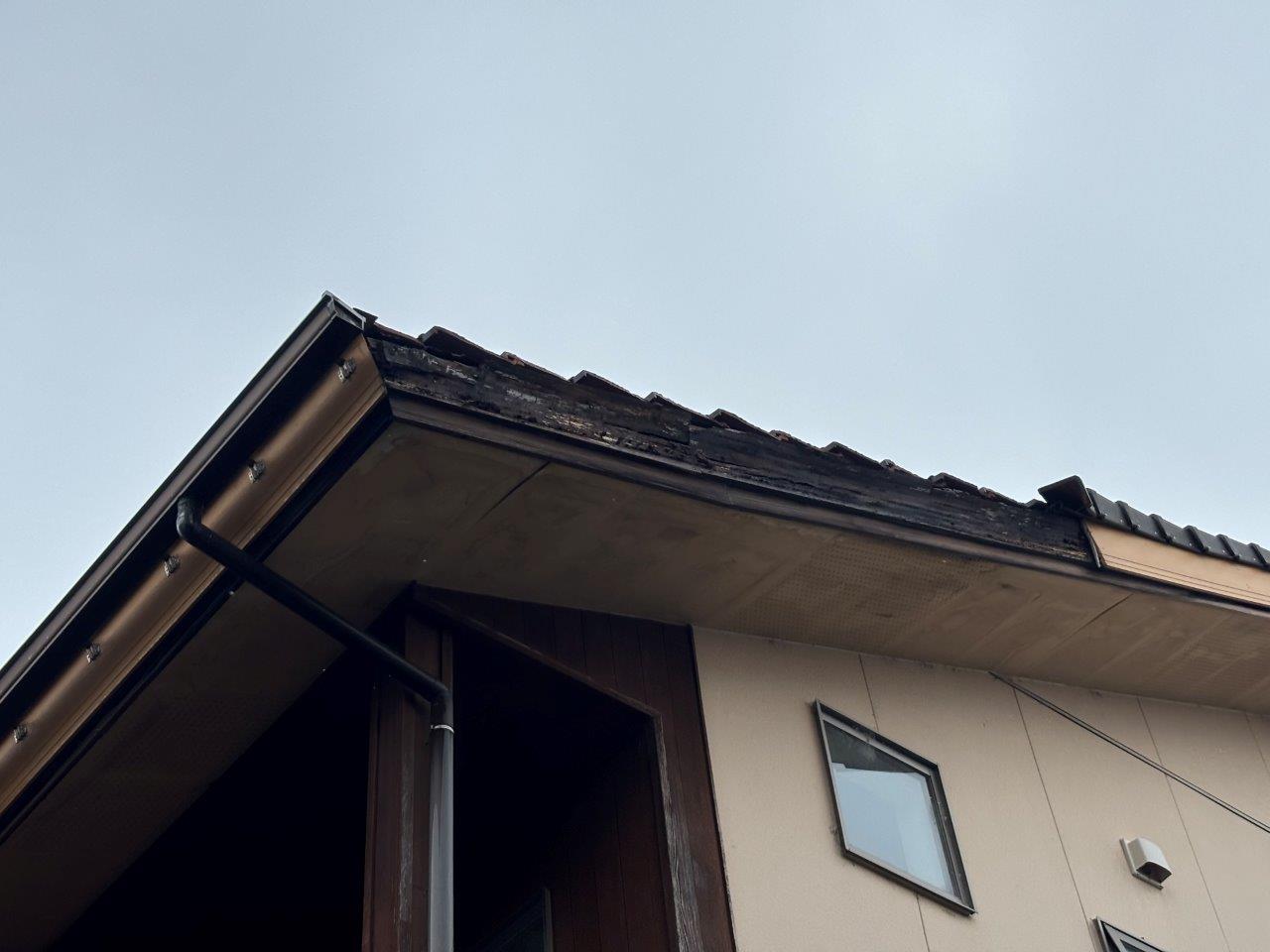【新潟市秋葉区】破風板の腐食が原因でケラバ瓦が落下！屋根の重大なサインを見逃さないで