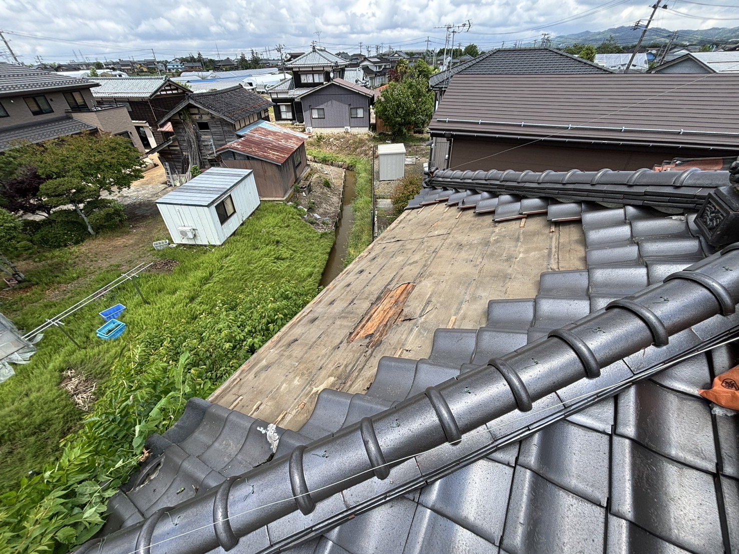 加茂市にて築30年の瓦屋根の雨漏れ修繕工事を行いました