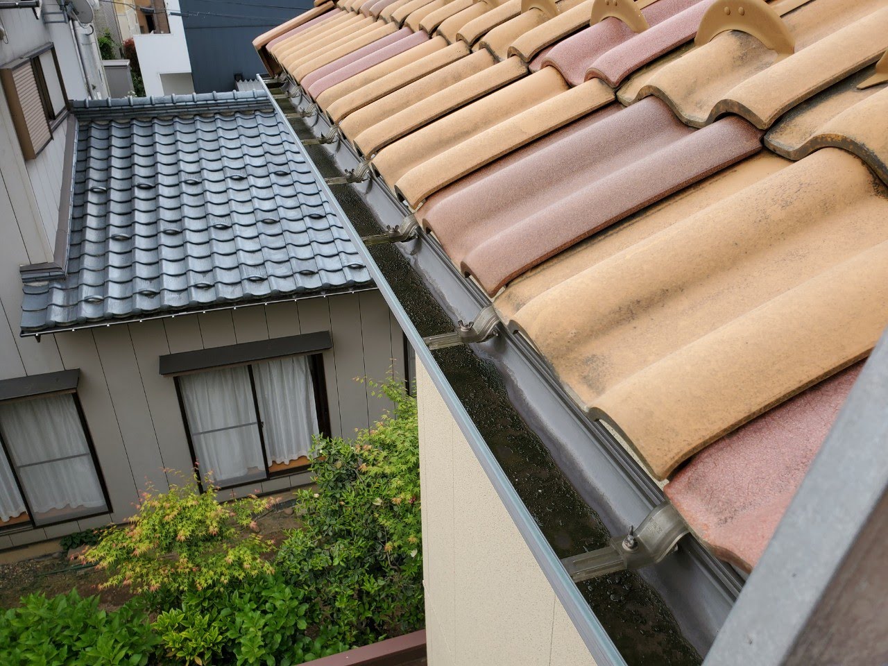新潟市秋葉区にて大屋根の軒樋内清掃を行いました