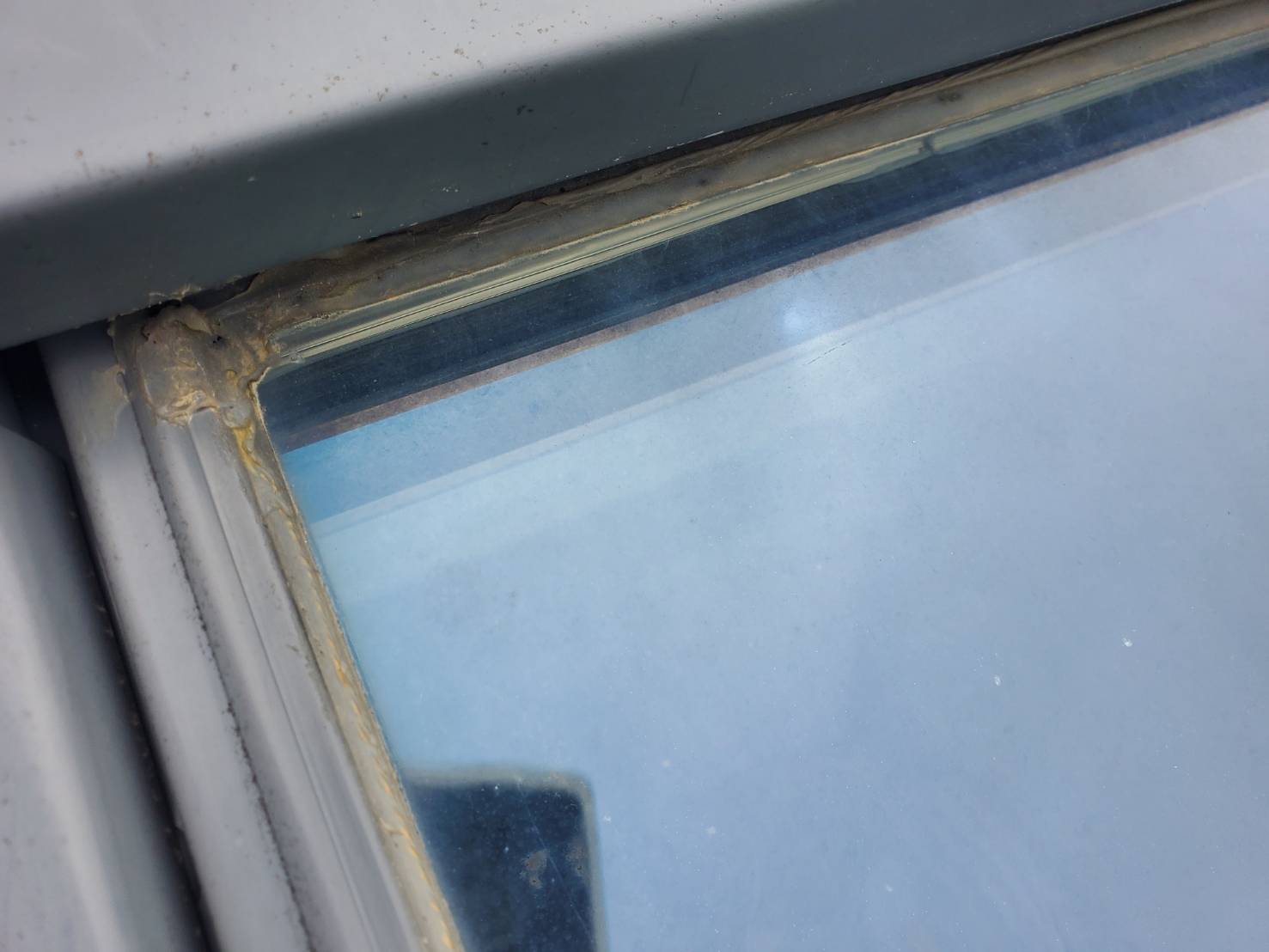 築20年のベルックス製の天窓から雨漏れ　現地調査