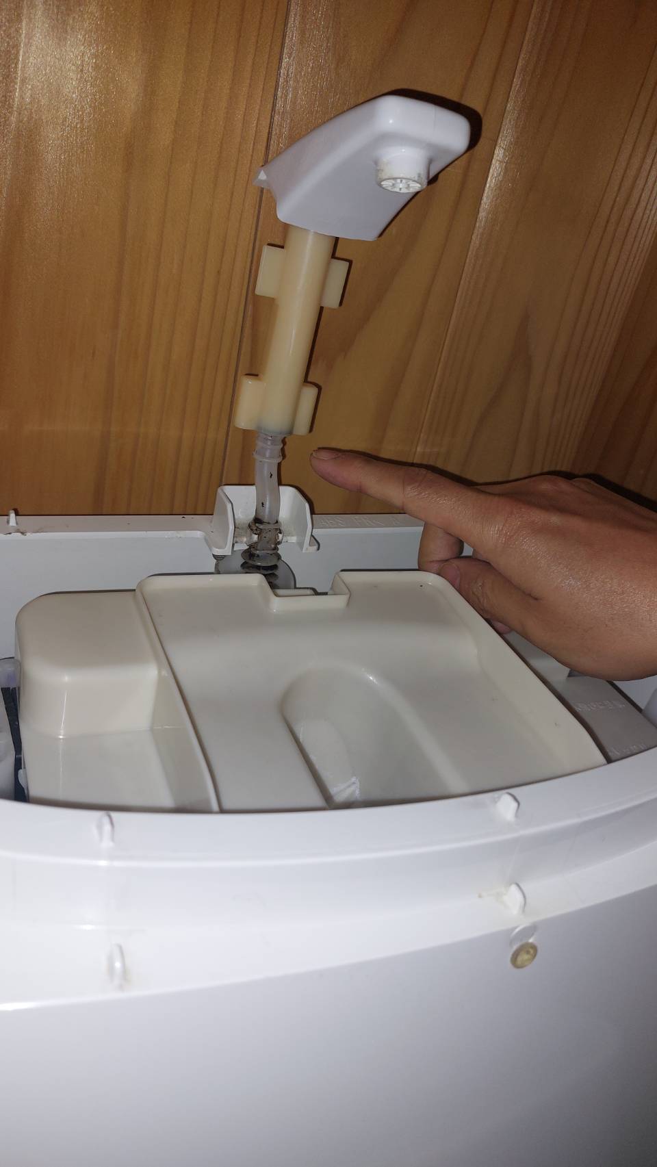 トイレ手洗い吐水口より水漏れ　現地調査
