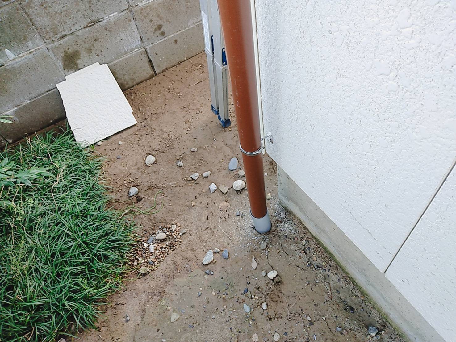 既存竪樋のカットと新規部材の準備