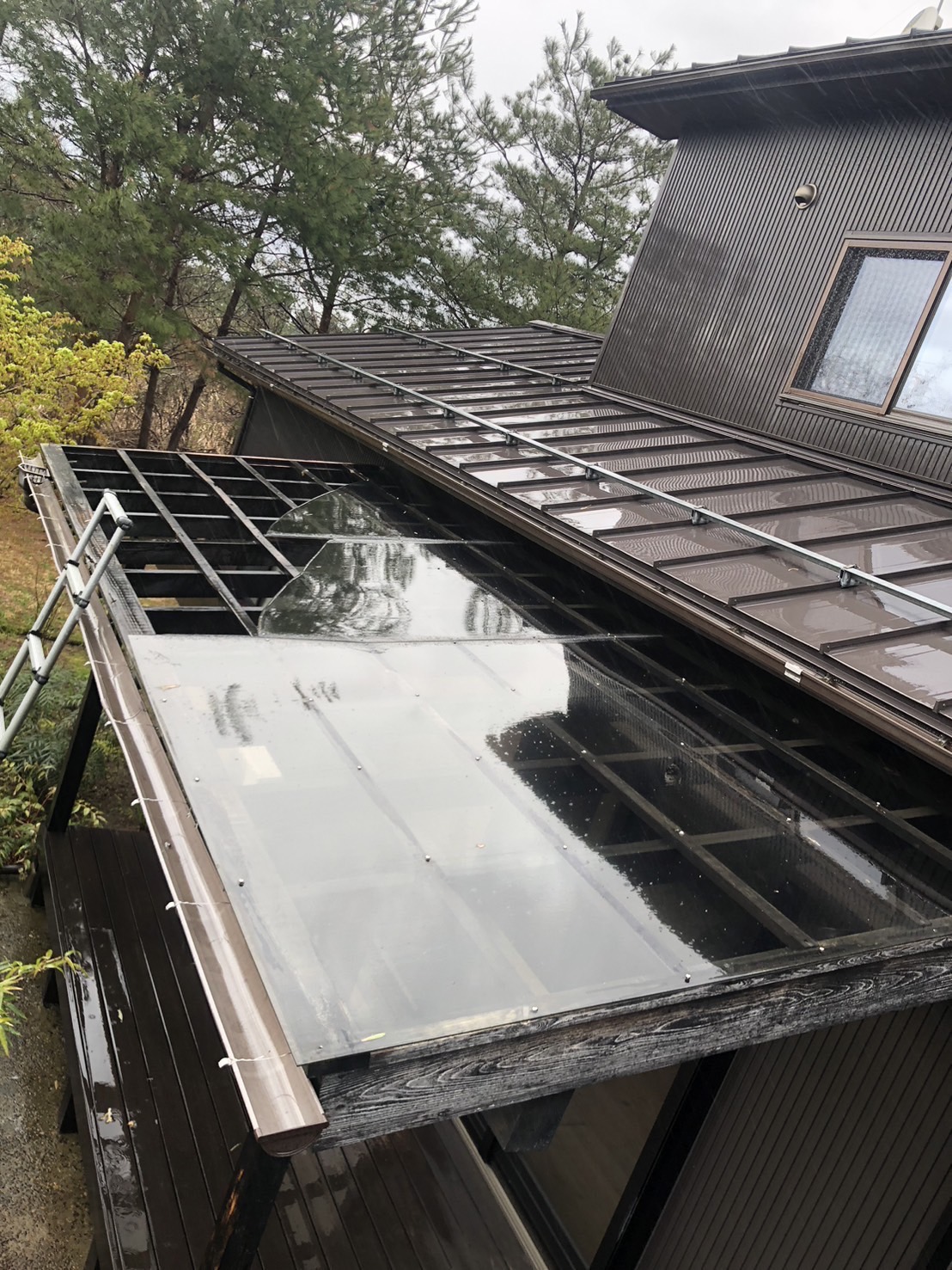 強風によってポリカ屋根が飛散　応急処置