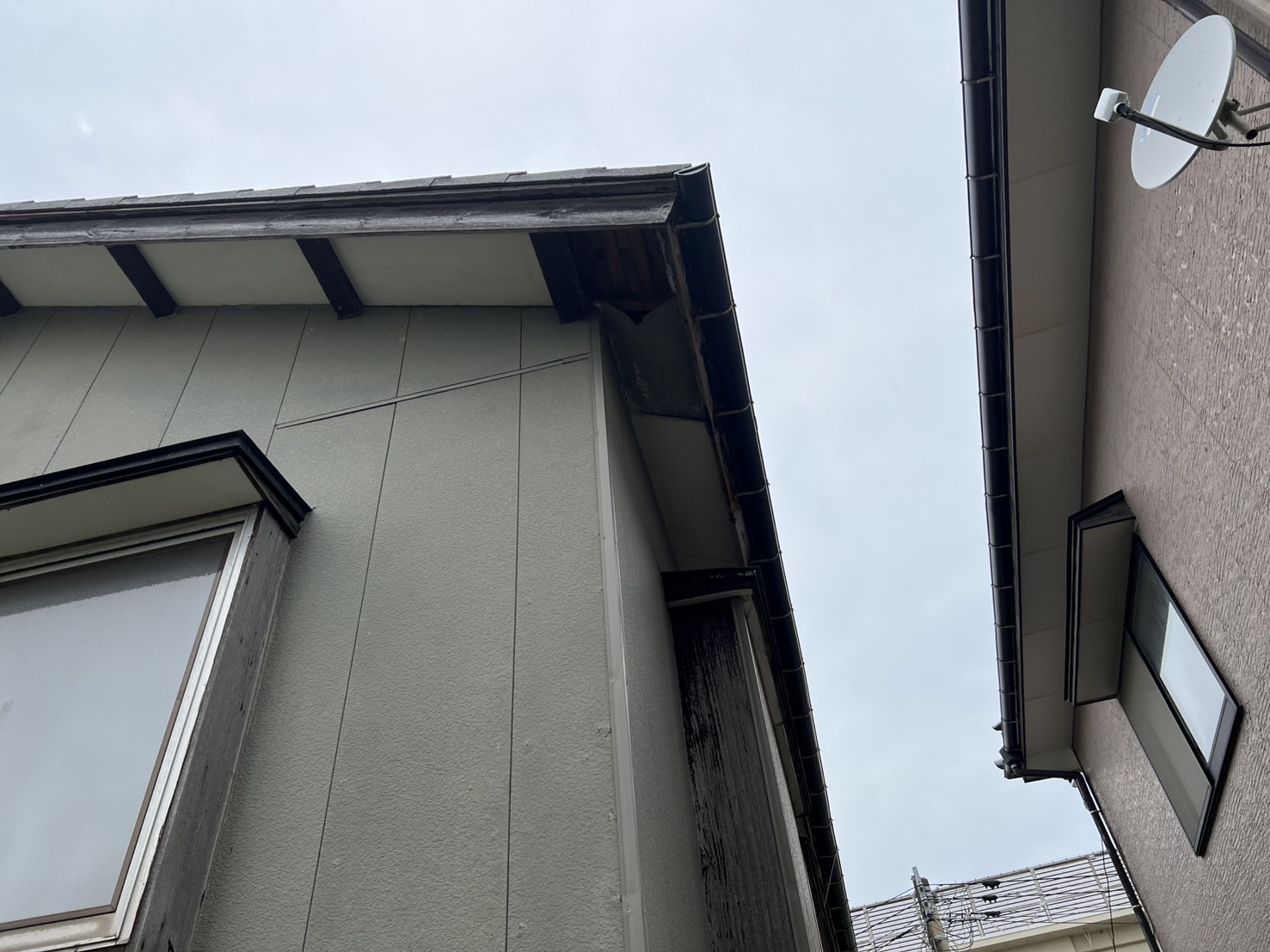 【新潟市中央区】築56年住宅の軒天の剥がれ|下地が見える危険な状態のため張り替えをオススメ!