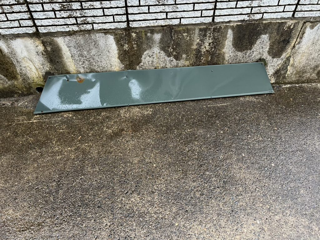 取り外した出窓下板金