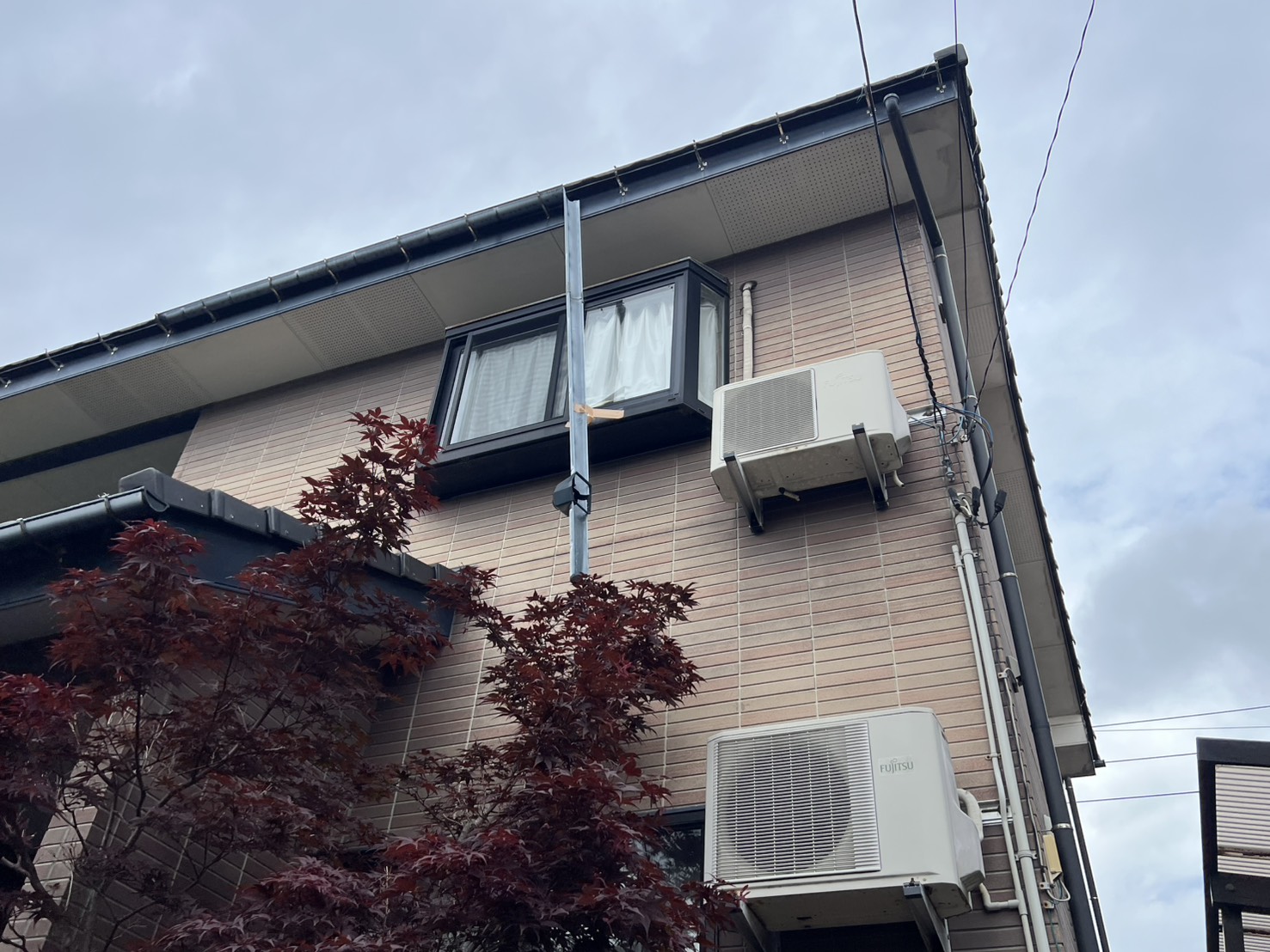 新潟市中央区で2階雨樋の破損・外れを確認｜軒樋交換と集水器交換をご提案しました