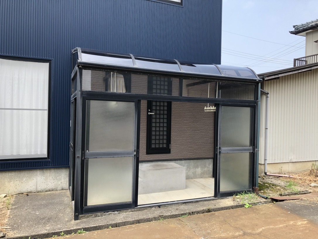 【新潟市秋葉区】落雪でサンルームのポリカ屋根が破損！屋根4枚と側面2枚を張り替え、半日で修繕しました