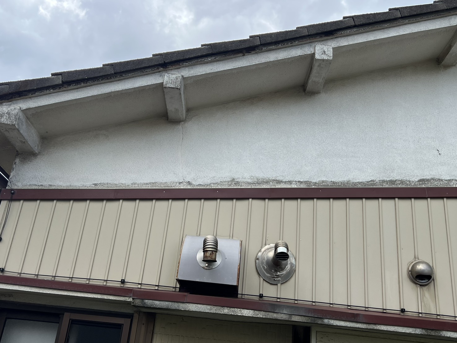 小壁のコーキング補修