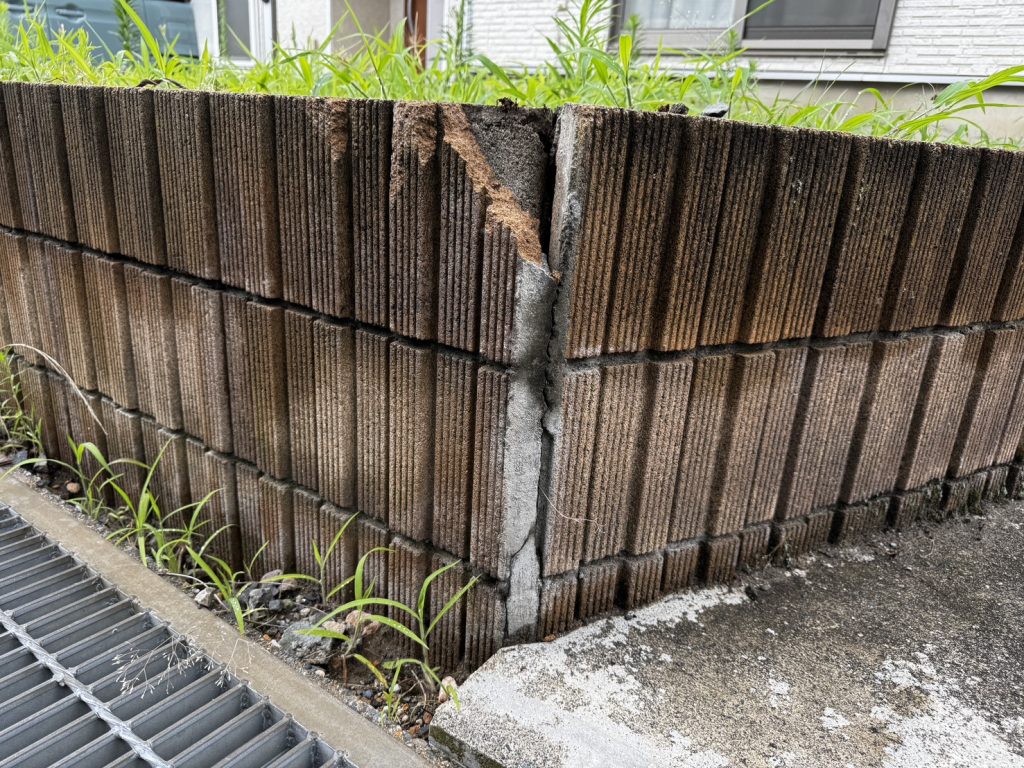 破損した塀の角部